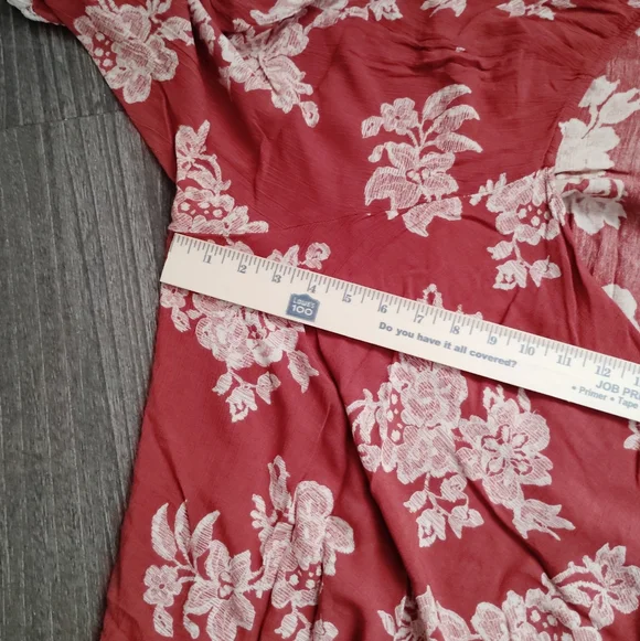 Cameo Floral Blouse in Red and Cream - Picture 6 of 7